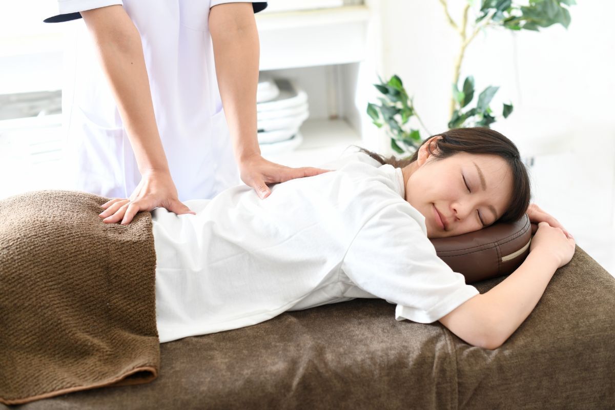 腰痛マッサージの効果的な方法やセルフケア法についても解説